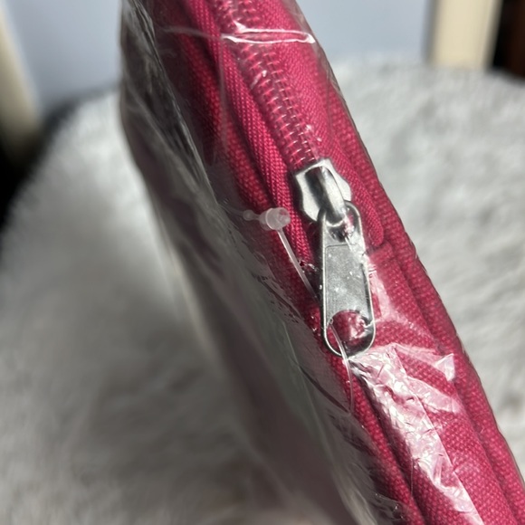 American Eagle AEO New with Tag Fall in Love Red Padded Laptop Computer Case - Picture 5 of 5